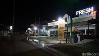 Mandalika-Gili Trawangan sudah seperti kawasan Legian-Seminyak kalau di Bali. Pertokoan dan restoran di sini juga sudah banyak yang tutup.