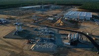 Tesla Motors Inc perusahaan otomotif Amerika Serikat meraih posisi teratas penjualan mobil listrik. Produsen mobil listrik ini sudah memiliki pabrik produksi di Fremont, California, Amerika Serikat dan Gigapabrik di Shanghai, China. Saat ini Tesla juga tengah membangun fasilitas produksi di Berlin, Jerman, serta merencakan pabrik kedua di pasar Amerika Serikat, di Austin, Texas. Getty Images/Sean Gallup  