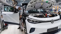 Salah satu pabrik yang memproduksi mobil listrik adalah Volkswagen, Jerman. Volkswagen secara bertahap meningkatkan produksi mobil listrik ID.3-nya di pabrik Zwickau dari 110 saat ini menjadi 1.500 unit per hari. Getty Images/Jens Schlueter  