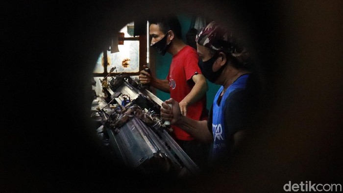 Menyulap Barang Bekas Menjadi Berharga Iwan Ganiwan menyulap plastik bekas spakboar motor dan mobil menjadi barang yang memilki nilai jual tinggi. Barang bekas itu dijadikan handle lemari dan laci.