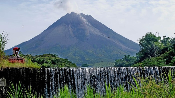 Asap sulfatara mengepul disertai guguran material vulkanik dari puncak gunung Merapi di foto dari Desa kaliurang, Srumbung, Magelang, Jawa Tengah, Rabu (20/1/2021). Pihak Balai Penyelidikan dan Pengembangan Teknologi Kebencanaan Geologi (BPPTKG), melalui situs resminya menyatakan Gunung Merapi sudah mengalami erupsi sejak 4 Januari 2021 berupa erupsi efusif yaitu guguran lava pijar dan awan panas sejauh maksimal 1.800 meter. ANTARA FOTO/Anis Efizudin/foc.