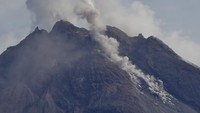 BPPTKG mencatat, terjadi 3 kali awan panas guguran Gunung Merapi. Masing-masing terjadi pada pukul 00.59, 05.12, dan 05.35 WIB. Awan panas yang tercatat pada seismogram mencapai amplitudo 13 hingga 21 milimeter dan durasi 116 hingga 198 detik. Arah luncuran ke sektor barat daya. ANTARA FOTO/Anis Efizudin  