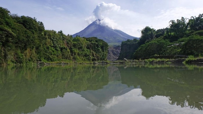 Asap sulfatara mengepul disertai guguran material vulkanik dari puncak gunung Merapi di foto dari Desa kaliurang, Srumbung, Magelang, Jawa Tengah, Rabu (20/1/2021). Pihak Balai Penyelidikan dan Pengembangan Teknologi Kebencanaan Geologi (BPPTKG), melalui situs resminya menyatakan Gunung Merapi sudah mengalami erupsi sejak 4 Januari 2021 berupa erupsi efusif yaitu guguran lava pijar dan awan panas sejauh maksimal 1.800 meter. ANTARA FOTO/Anis Efizudin/foc.