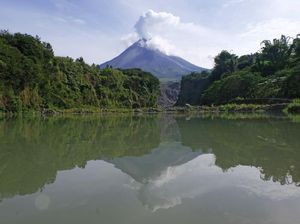 Aliran Lahar Hujan Gunung Merapi Capai 6 Km dari Puncak