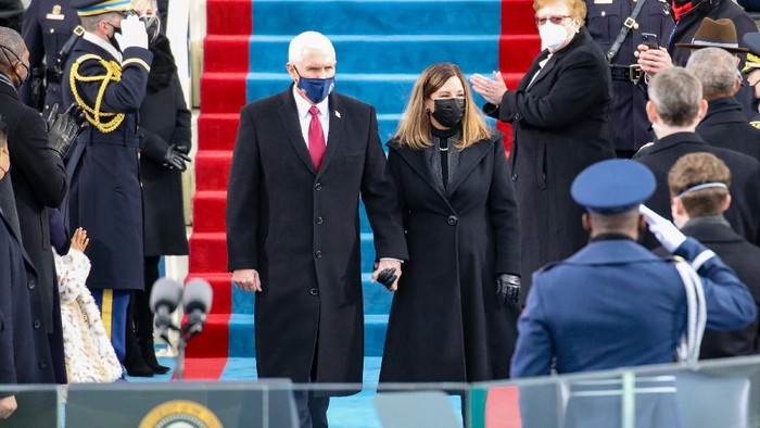 Mike Pence dan istrinya, Karen di acara pelantikan Joe Biden (Getty Images/Rob Carr)