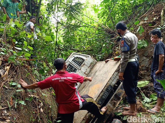 Mobil Rombongan Pengantin Masuk Jurang di Pacitan