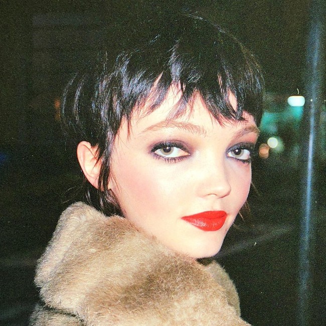 Ellia Sophia juga punya wajah yang unik. Fitur wajahnya yang lebar membuat model tersebut cukup mudah dikenali. Ia cukup sering wara-wiri di panggung peragaan brand kenamaan, termasuk Gucci. Foto: Instagram @buildabrat