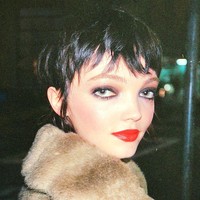 Ellia Sophia juga punya wajah yang unik. Fitur wajahnya yang lebar membuat model tersebut cukup mudah dikenali. Ia cukup sering wara-wiri di panggung peragaan brand kenamaan, termasuk Gucci. Foto: Instagram @buildabrat