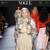 Belakangan juga semakin banyak orang berusia matang yang terjun ke industri modeling. Jacalyn “Jacky” O’Shaughnessy pun memperlihatkan bagaimana orang seusianya bisa tetap percaya diri di atas panggung. Foto: Instagram @jackyoshaughnessy