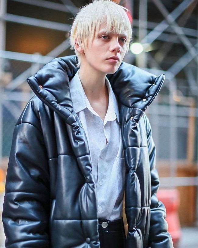 Sekilas kamu mungkin bingung dengan jenis kelamin Marjan Jonkman. Wanita asal Belanda itu memang dikenal dengan imejnya yang bisa feminin, maskulin, atau netral tergantung dengan konsep busana atau fashion show. Foto: Instagram @marjanjonkman 