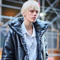 Sekilas kamu mungkin bingung dengan jenis kelamin Marjan Jonkman. Wanita asal Belanda itu memang dikenal dengan imejnya yang bisa feminin, maskulin, atau netral tergantung dengan konsep busana atau fashion show. Foto: Instagram @marjanjonkman 