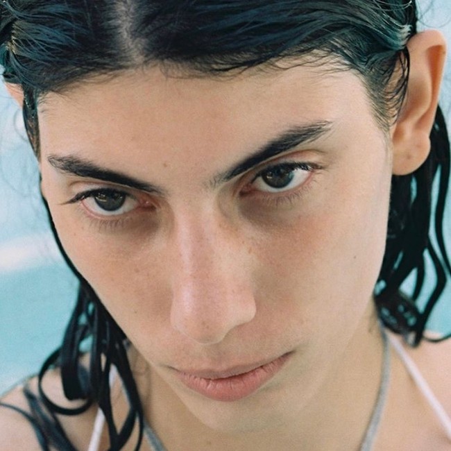 Armine Harutyunyan punya penampilan tak biasa untuk seorang model. Wanita Armenia pertama yang pernah memperagakan busana Gucci ini pun beberapa waktu lalu jadi korban ledekan di media Italia karena wajahnya yang unik dan cenderung maskulin. Namun hal tersebut tidak menghalangi Armine untuk menunjukkan kecantikan uniknya kepada dunia. Foto: Instagram @oykubastas