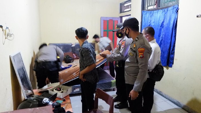 Muda-mudi berstatus pelajar terjaring razia tengah berduaan di hotel. Mereka diamankan ke Polres Sumbawa dan dilakukan pembinaan (dok Istimewa)