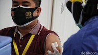 Ini merupakan hari kedua proses vaksinasi terhadap tenaga kesehatan di Wisma Atlet.