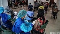 Vaksinasi terhadap para tenaga kesehatan ini diprioritaskan karena mereka bersinggungan langsung dengan pasien.