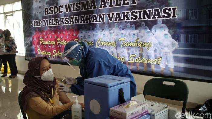 Vaksinasi COVID-19 terhadap tenaga medis di RSD Wisma Atlet Kemayoran mulai dilakukan, Rabu (20/1/2021). Vaksinasi kepada ribuan tenaga kesehatan itu dilakukan bertahap.