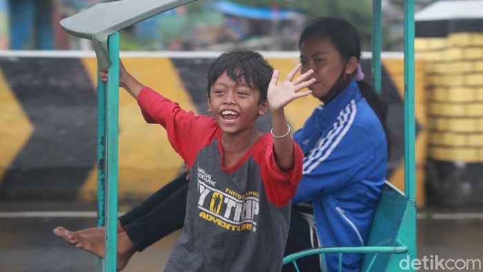 ----- Warga yang mendampingi anak-anak terlihat ceria saat naik kendaraan wisata 'odong-odong' di kawasan Kemayoran, Jakarta Pusat, beberapa waktu lalu.