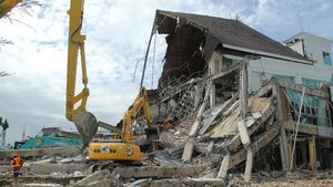Pasca Gempa, Puing-puing Kantor Gubernur Sulbar Dibersihkan
