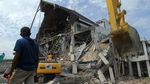 Pasca Gempa, Puing-puing Kantor Gubernur Sulbar Dibersihkan