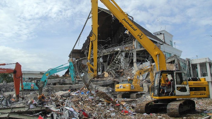 Pasca Gempa, Puing-puing Kantor Gubernur Sulbar Dikeruk Sejumlah alat berat membersihkan puing reruntuhan bangunan kantor gubernur Sulbar, Mamuju, Sulawesi Barat, Rabu (20/1/2021). Memasuki hari keenam Pasca gempa bumi sebagian bangunan yang terdapak kerusakan berat kini mulai dibersihkan menggunakan alat berat. ANTARA FOTO / Akbar Tado/foc.