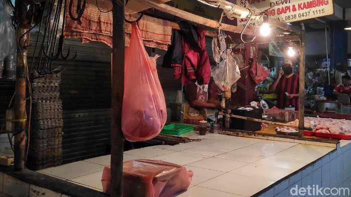 Aksi mogok jualan juga dilakukan pedagang daging sapi di Pasar Bintaro Sektor 2. Aksi itu dilakukan lantaran harga daging sapi naik drastis di sisi hulu sehingga pedagang kesulitan menjualnya.