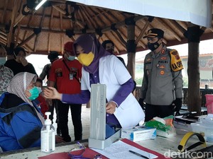 Ratusan Pengungsi Banjir Bandang Puncak Alami Hipertensi hingga Diare