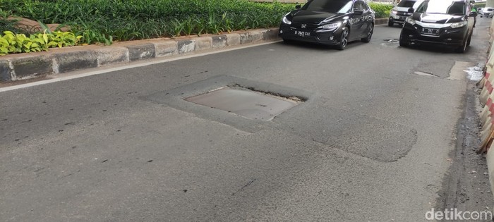 Penutup gorong-gorong di Jl Gatsu Jakarta tidak rata. (Taufieq RA/detikcom)