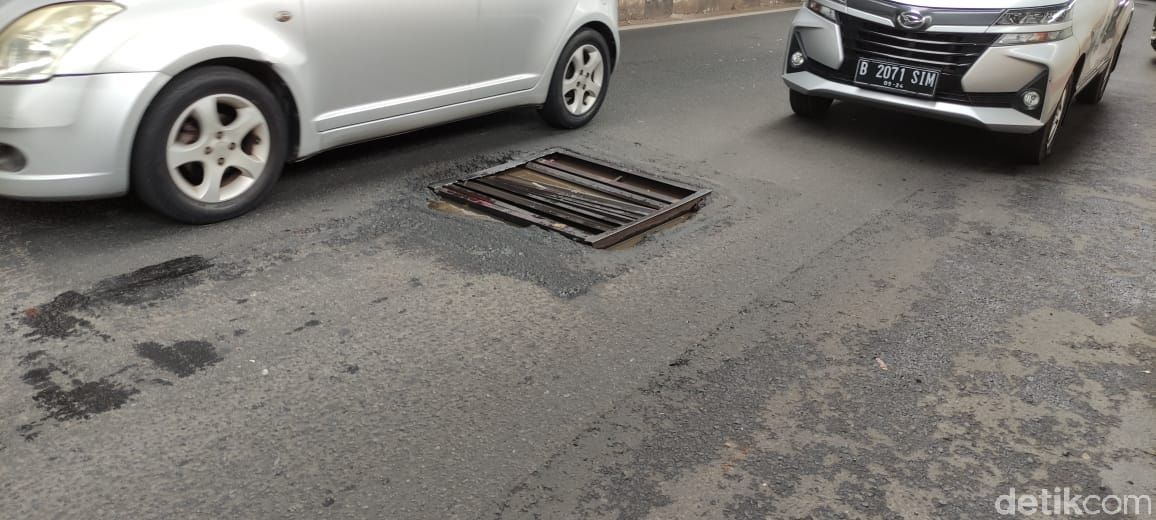Penutup gorong-gorong di Jl Gatsu Jakarta tidak rata. (Taufieq RA/detikcom)