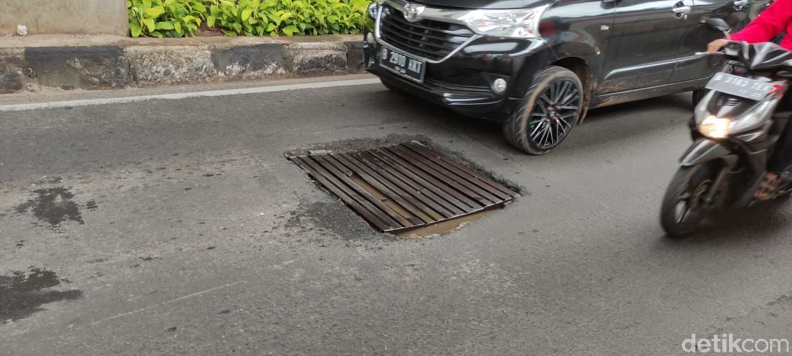 Penutup gorong-gorong di Jl Gatsu Jakarta tidak rata. (Taufieq RA/detikcom)