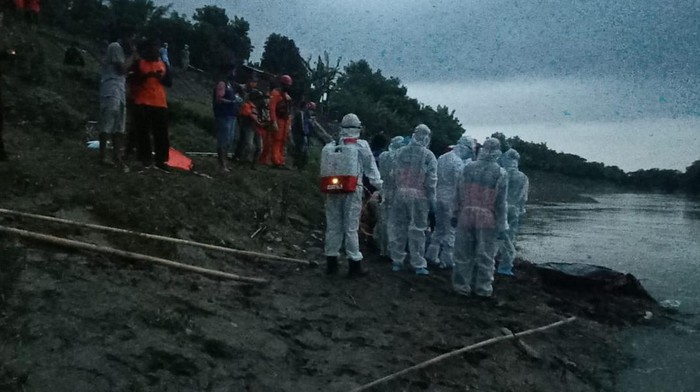 Petugas mengevakuasi korban di aliran Bengawan Solo, Desa Gentanbanaran, Plupuh, Sragen, Rabu (20/1/2021).