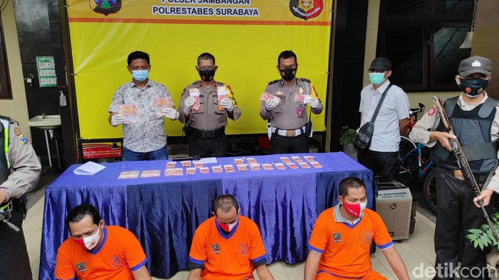 Polisi membongkar kasus peredaran uang palsu di Surabaya