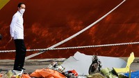 Setibanya di lokasi sekitar pukul 14.00 WIB, Presiden yang disambut oleh Menteri Perhubungan Budi Karya Sumadi langsung menuju tenda posko Badan Nasional Pencarian dan Pertolongan (Basarnas).  