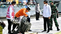 Presiden kemudian meninjau sejumlah serpihan dan potongan besar pesawat yang telah berhasil ditemukan. Menteri Perhubungan (Menhub) Budi Karya Sumadi dalam laporannya mengatakan bahwa hingga hari ke-12 operasi, Basarnas telah mengumpulkan 324 kantong bagian tubuh penumpang, 63 kantong serpihan kecil pesawat, dan 55 bagian potongan besar pesawat.  