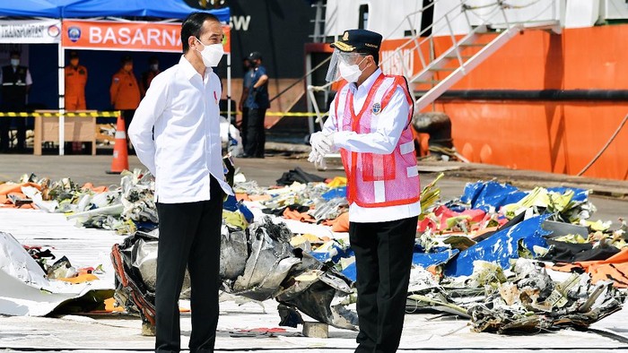 PRESIDEN TINJAU POSKO DARURAT EVAKUASI SRIWIJAYA AIR SJ 182 Presiden Joko Widodo (kiri) berbincang dengan sejumlah ahli waris dari korban kecelakaan pesawat Sriwijaya Air PK-CLC nomor penerbangan SJ 182 rute Jakarta-Pontianak di Posko Darurat Evakuasi di Dermaga JICT II, Pelabuhan Tanjung Priok, Jakarta, Rabu (20/1/2021). ANTARA FOTO/Setpres/Laily Rachev/Handout/wsj.