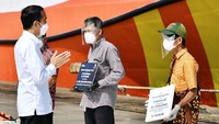 Di akhir peninjauan, Presiden juga turut menyaksikan penyerahan santunan sebesar Rp50 juta oleh Jasa Raharja kepada 3 perwakilan penerima yang diwakili oleh para ahli waris. Selain itu, turut pula diserahkan ganti rugi dari pihak Sriwijaya Air kepada salah satu perwakilan penerima dengan nilai Rp1,25 miliar.  