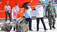 Di tenda tersebut Presiden meninjau langsung situasi operasi laut evakuasi puing-puing pesawat Sriwijaya Air SJ 182 melalui konferensi video dengan dipandu oleh Kepala Staf TNI Angkatan Laut (KSAL) Laksamana Yudo Margono. Presiden juga menyimak langsung laporan dari anggota TNI yang tengah melakukan operasi pencarian di atas geladak KRI Rigel.  