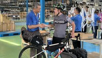 Tahun lalu, dia memesan sebuah sepeda di sebuah pabrik China. Josh yang berasal dari Inggris memutuskan untuk mengambil sendiri sepedanya. Uniknya, dia pun pulang dengan gowes sepeda yang baru dibelinya itu.  