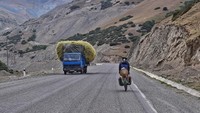 Bukannya mengambil jalur gurun datar melalui Kazakhstan, Josh berbelok di sepanjang salah satu jalan terliar dan tertinggi di dunia, yaitu Jalan Raya Pamir. Satu titik ketinggiannya mencapai 15.000 kaki.  