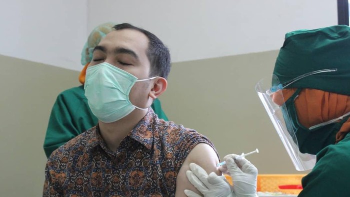 Proses penyuntikan vaksin Corona untuk tenaga kesehatan di RS USU (dok. Istimewa)