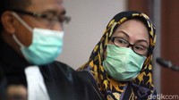 Dalam sidang hari ini, Ratu Atut menyerahkan sejumlah bukti dan menghadirkan saksi ahli hukum pidana.