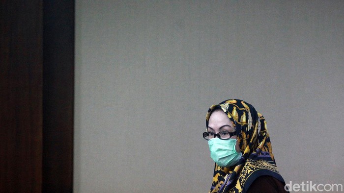 Ratu Atut Hadirkan Ahli Hukum Pidana di Sidang PK Kasus Suap Akil Mochtar Mantan Gubernur Banten Ratu Atut Chosiyah menghadiri langsung sidang peninjauan kembali (PK) terkait kasus suap ke eks Ketua Mahkamah Konstitusi (MK) Akil Mochtar di Pengadilan Tipikor Jakarta, Jalan Bungur Besar Raya, Jakarta Pusat, Rabu (20/1/2021). Dalam sidang hari ini, Ratu Atut menyerahkan sejumlah bukti dan menghadirkan saksi ahli hukum pidana.