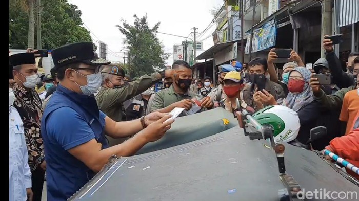 Ridwan Kamil tegur sejumlah warga Tasikmalaya yang tak bermasker