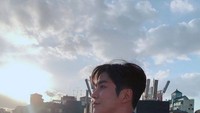 Rowoon dikenal karena paras tampannya dan posturnya yang tinggi. Ia juga salah satu idol yang ternyata punya hobi ngopi. Beberapa momennya terekam kamera. Foto: Instagram @ewsbdi
