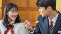 Momen makan siang lainnya, Rowoon terlihat menikmati semangkuk sup, bulgogi, kimchi, dan nasi di salah satu adegannya. Foto: Instagram @ewsbdi