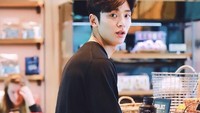 Momen Rowoon saat membeli kopi di salah satu coffee shop juga pernah terekam kamera. Ia terlihat membeli satu botol kopi hitam dan air mineral. Foto: Instagram @ewsbdi