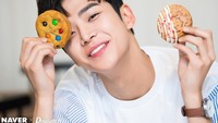 Ia juga kerap melakukan pemotretan. Dua keping cookies manis jadi property-nya saat itu. Ia tampak tampan dan manis ketika berpose dengan cookies. Foto: Instagram @ewsbdi