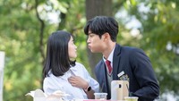 Saat beradu akting dengan Kim Hye Yoon dalam drama Extraordinary You, keduanya sering beradegan makan siang. Ini momen manis saat makan sian, so sweet ya! Foto: Instagram @ewsbdi