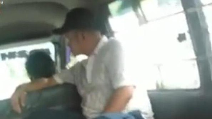 Screenshot video viral pria pamer kemaluan dalam angkot di Medan (dok. Istimewa)