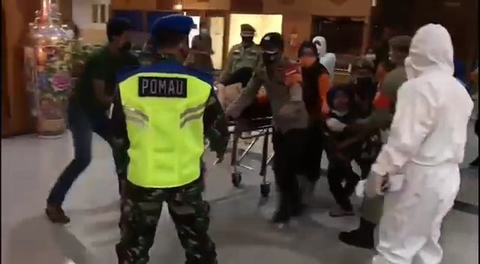 Screenshot video wanita histeris kejar keluarga saat dibawa ke RS di Medan (dok. Istimewa)
