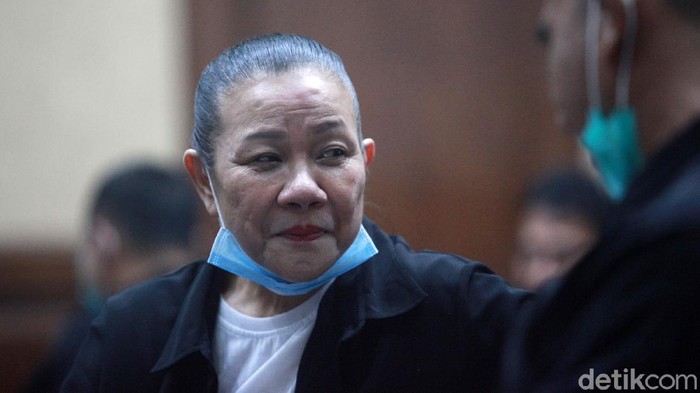 Terdakwa korupsi L/C fiktif Bank BNI Kebayoran Baru, Maria Pauline Lumowa tersenyum santai saat menunggu sidang di Pengadilan Tipikor, Jakarta Pusat, Rabu (20/1/2020). Rencananya, agenda sidang mendengarkan pembacaan eksepsi (keberatan terdakwa atas surat dakwaan) berlangsung pukul 13.00 WIB namun hingga pukul 16.00 WIB belum juga dimulai.